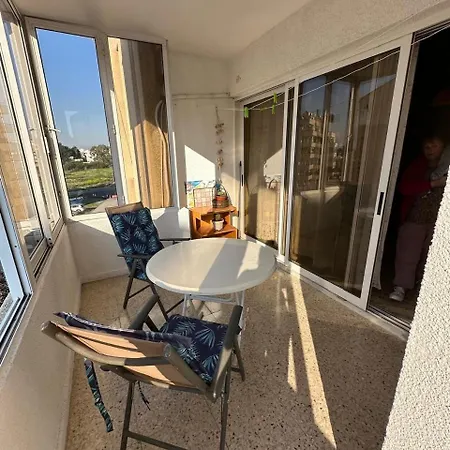 Charming & Comfy 2 Minutes To Mackenzie & 5 Minutes To Airport, Close To Restaurants & Center Apartman Lárnaka