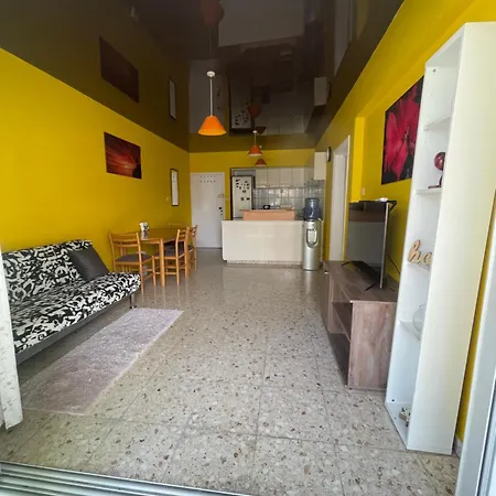 Charming & Comfy 2 Minutes To Mackenzie & 5 Minutes To Airport, Close To Restaurants & Center Larnaca