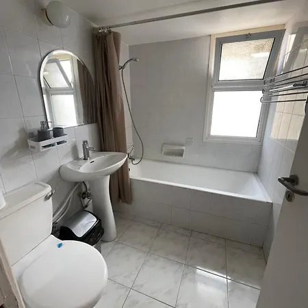 Apartamento Charming & Comfy 2 Minutes To Mackenzie & 5 Minutes To Airport, Close To Restaurants & Center Larnaca