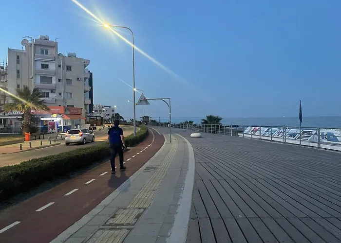 Charming & Comfy 2 Minutes To Mackenzie & 5 Minutes To Airport, Close To Restaurants & Center דירה *