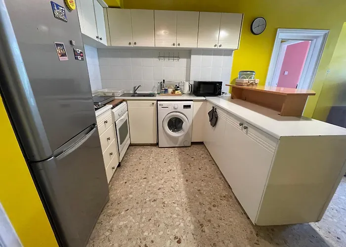 Charming & Comfy 2 Minutes To Mackenzie & 5 Minutes To Airport, Close To Restaurants & Center דירה לרנקה