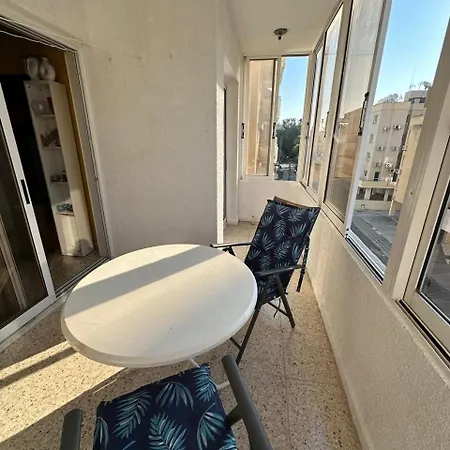 Appartement Charming & Comfy 2 Minutes To Mackenzie & 5 Minutes To Airport, Close To Restaurants & Center Larnaca