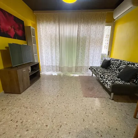 Charming & Comfy 2 Minutes To Mackenzie & 5 Minutes To Airport, Close To Restaurants & Center *