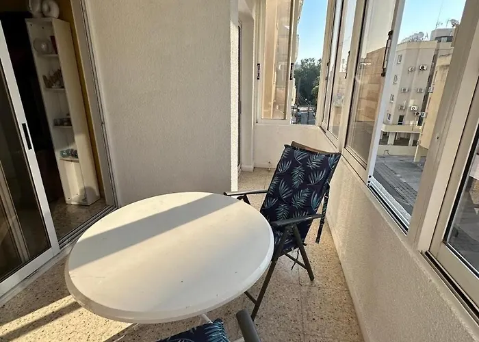 Apartament Charming & Comfy 2 Minutes To Mackenzie & 5 Minutes To Airport, Close To Restaurants & Center Larnaca