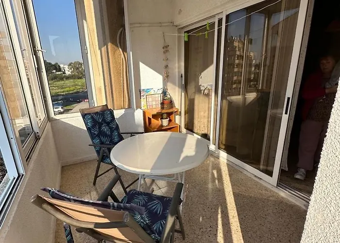 Charming & Comfy 2 Minutes To Mackenzie & 5 Minutes To Airport, Close To Restaurants & Center Appartement Larnaca