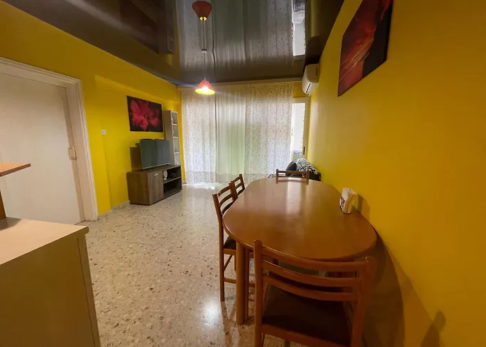 Apartamento Charming & Comfy 2 Minutes To Mackenzie & 5 Minutes To Airport, Close To Restaurants & Center Lárnaca