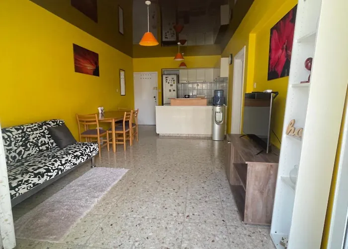 Charming & Comfy 2 Minutes To Mackenzie & 5 Minutes To Airport, Close To Restaurants & Center Lárnaca