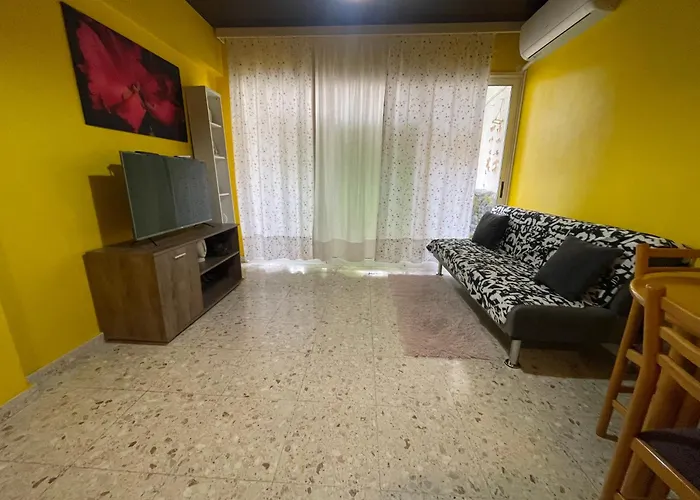 Charming & Comfy 2 Minutes To Mackenzie & 5 Minutes To Airport, Close To Restaurants & Center *