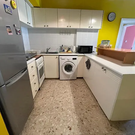 Charming & Comfy 2 Minutes To Mackenzie & 5 Minutes To Airport, Close To Restaurants & Center アパート ラルナカ